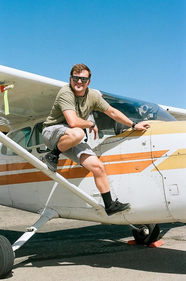 航空学生达林·汉弗莱跪在飞机上的照片